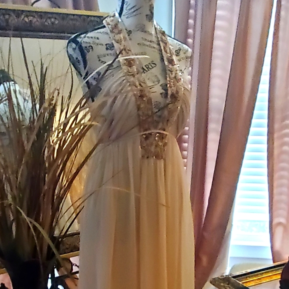 Backless Dress - Picture 2 of 8